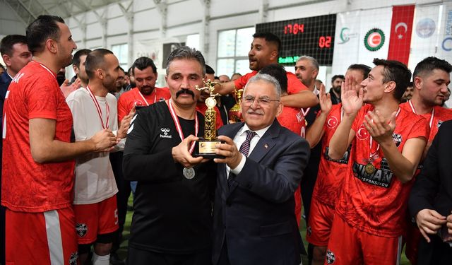 Başkan Büyükkılıç'tan, Halı Saha Turnuvasında Coşkulu Buluşma