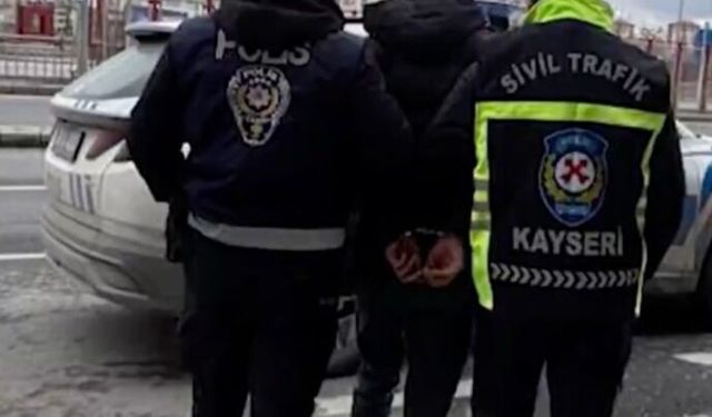 Yüksek ses müzik ile çevreye rahatsızlık veren sürücüye 53 bin liralık cezai işlem ve trafikten men