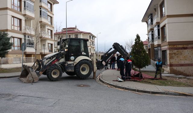 İncesu ilçesinde etkili olan şiddetli rüzgar nedeniyle bazı binaların çatıları zarar gördü
