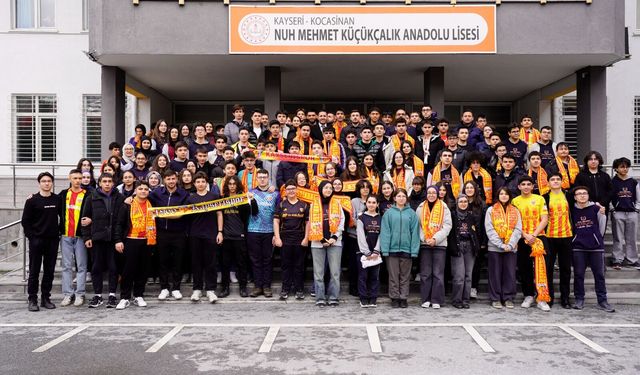 Kayserisporlu futbolcular öğrencilerle buluştu