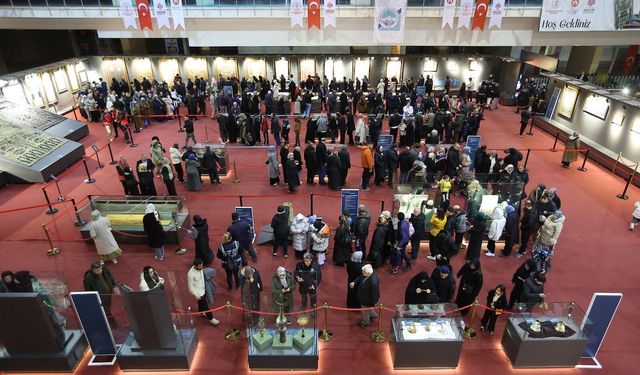 Başkan Büyükkılıç, Kutsal Emanetler ve Vakıf Eserleri Sergisi’nde vatandaşla bir araya geldi