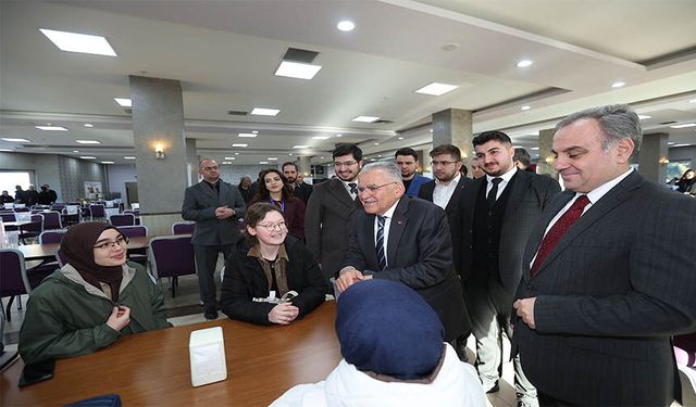 Başkan Büyükkılıç, ERÜ Öğrencileri ile İftar Bereketini Paylaştı