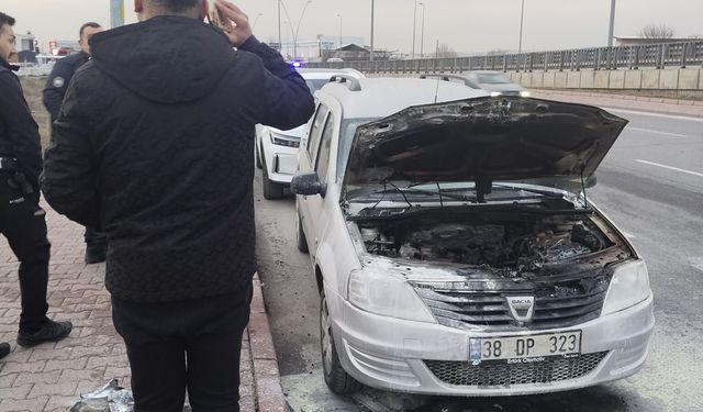 Kayseri'de seyir halindeki otomobil alev aldı