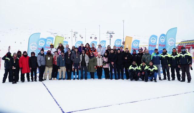 Erciyes'te kar voleybolu heyecanı yaşandı
