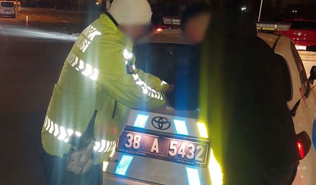 1 haftada 557 sürücüye cep telefonu kullanmaktan cezai işlem