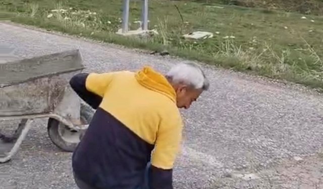 Tomarza’da Mahalleli Bozuk Yolu Betonla Onardı