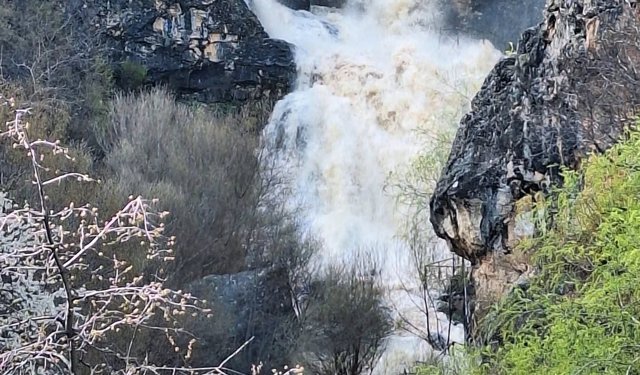 Derebağı Şelalesi’nde Sağanak Yağış Debiyi Artırdı