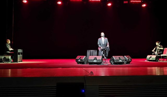 Cem Adrian, Kayserili Hayranlarıyla Buluştu