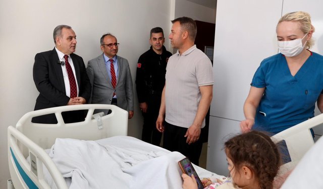 Rektör Altun’dan Tedavi Gören Çocuklara 23 Nisan Ziyareti