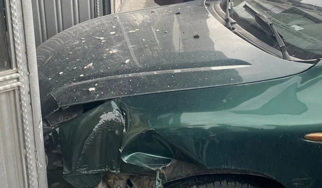 Otomobil İş Merkezine Girdi