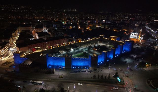 Büyükşehir Belediyesi tarihi surları mavi ışıkla aydınlatarak otizm farkındalığına dikkat çekti