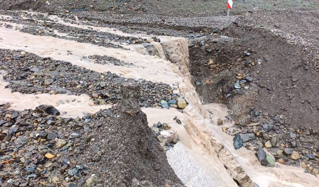 Yahyalı’da sağanak yağış Kapuzbaşı-Ulupınar yolunu ulaşıma kapadı