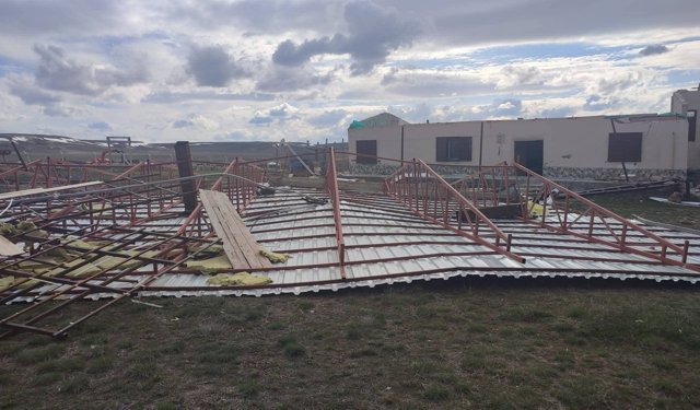 Pınarbaşı’da şiddetli rüzgar müstakil evin çatısını uçurdu