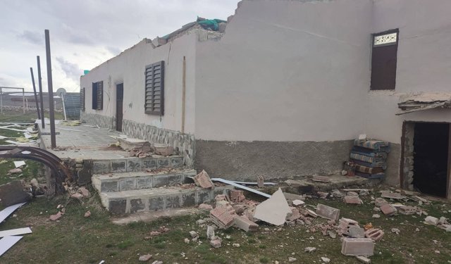 Pınarbaşı’da şiddetli rüzgar müstakil evin çatısını uçurdu