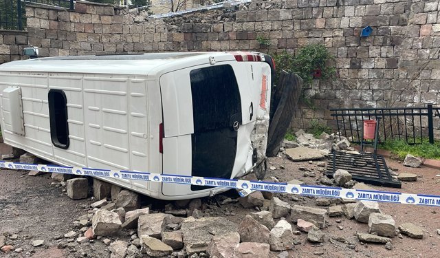 Kayseri’de Minibüs 6 Metre Yükseklikten Devrildi: 1 Yaralı