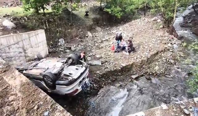 Otomobilin Köprüden Devrildiği Kazada 2 Kardeş Yaralandı