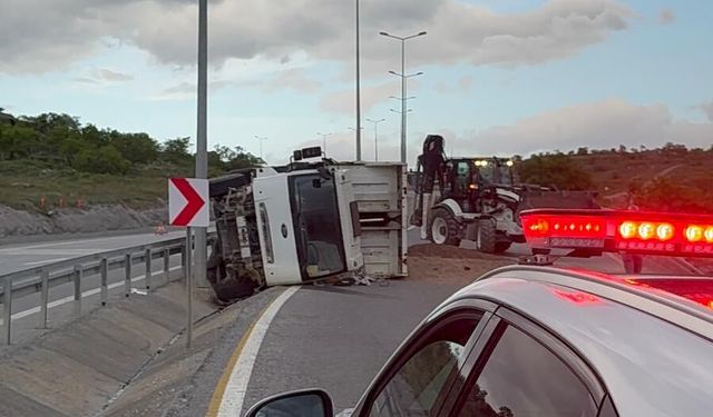 Kayseri’de Mıcır Yüklü Kamyon Devrildi: 1 Yaralı