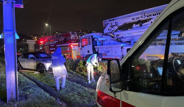 Kamyonla Çarpışan Otomobil Tramvay Yoluna Girdi