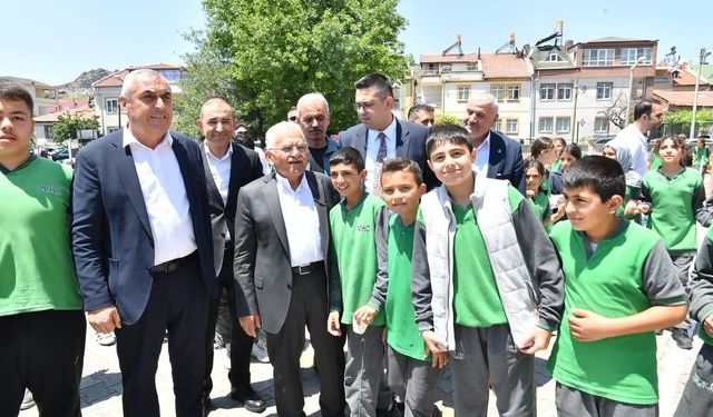 Başkan Büyükkılıç’tan Okullardaki Bahar Coşkusuna Yakın İlgi