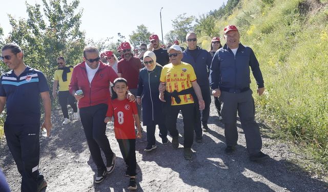 Başkan Büyükkılıç, Yaza Merhaba Doğa Yürüyüşü’nde Sporseverlerle Bir Araya Geldi