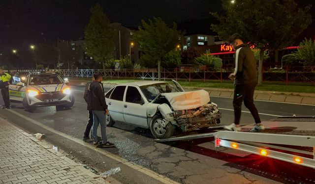 Kayseri’de İki Otomobil Çarpıştı: 2 Yaralı