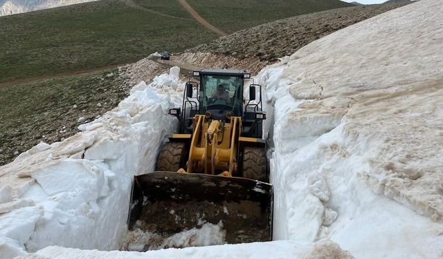 Yahyalı’da Karla Kaplı Yayla Yollarını Açma Çalışmaları Sürüyor