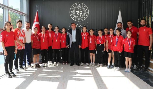 Badminton Sporcularından İl Müdürü Kabakcı’ya Ziyaret