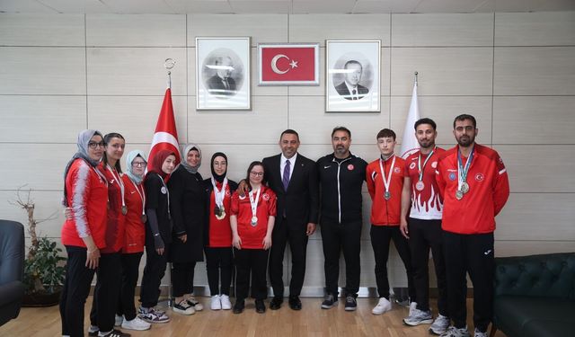 Hamza Yerlikaya, Şampiyonları Kutladı