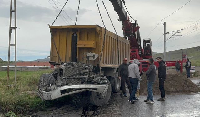 Tren ile Kamyon Çarpıştı: 2 Yaralı
