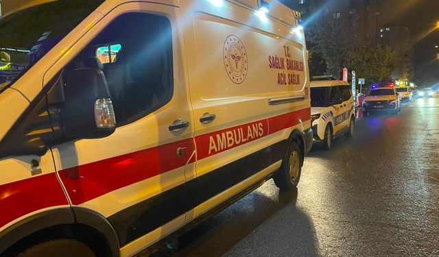 Parkta Bıçaklı Kavgada 2 Kişi Yaralandı