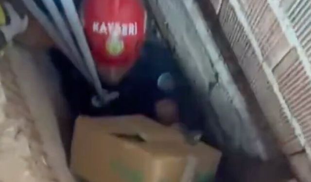 Havalandırma Boşluğuna Düşen Kediyi İtfaiye Kurtardı