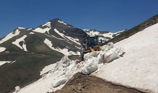 Haziranda Karla Mücadele: Yahyalı Yayla Yollarında Çalışmalar Sürüyor