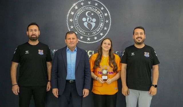 Milli Yüzücü Berilay Batur'dan Bulgaristan'da Üç Madalya