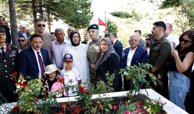 Vali Çiçek ve Başkan Büyükkılıç, 15 Temmuz Şehitleri Doğanay ve Yiğit’i Kabri Başında Andı