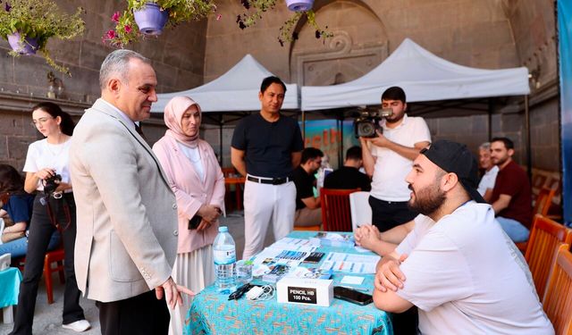 Rektör Fatih Altun, Tercih Danışmanlığı Standında Öğrenciler ile Buluştu