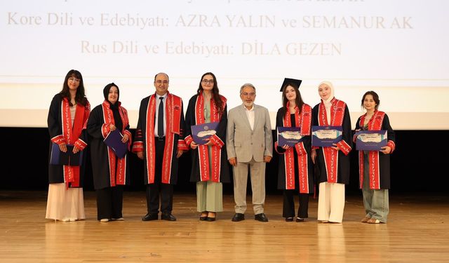 ERÜ Edebiyat Fakültesi’nde Mezuniyet Coşkusu Yaşandı