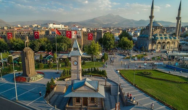 Kayseri'de Sıcaklıklar Yükseliyor, Salı Günü 34 Derece Bekleniyor
