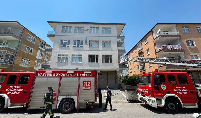 Kayseri’de 3 Katlı Binada Yangın