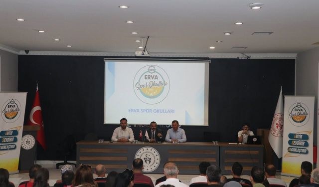 ERVA Spor Okulları Antrenörleriyle Değerlendirme Toplantısı Düzenlendi