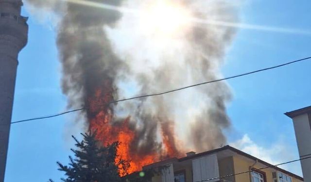 Apartmanın Çatısında Çıkan Yangın Büyümeden Söndürüldü