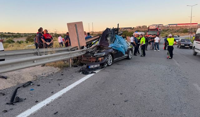 Düğün Konvoyundaki Otomobil Bariyere Çarptı: 1 Ölü, 3 Yaralı