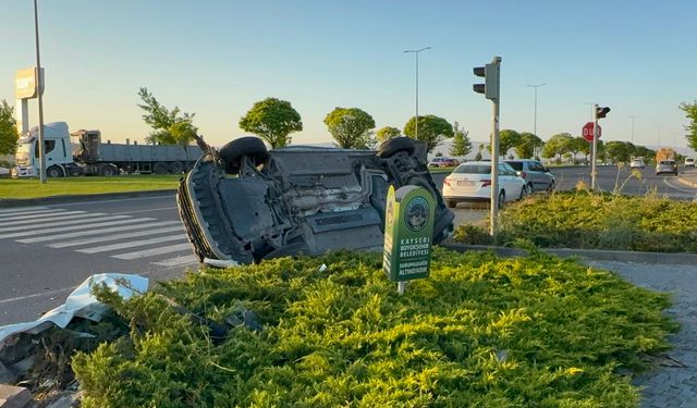 Kayseri’de Hafif Ticari Araç ile Otomobil Çarpıştı: 4 Yaralı