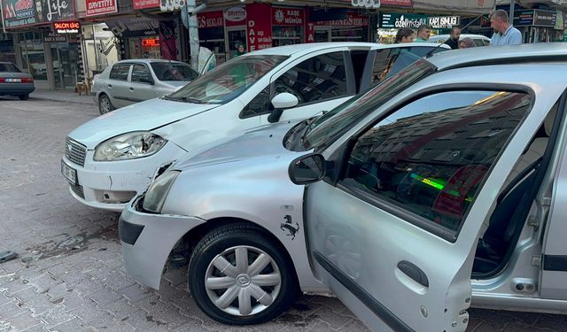 İki Otomobilin Çarpıştığı Kaza Hasara Neden Oldu