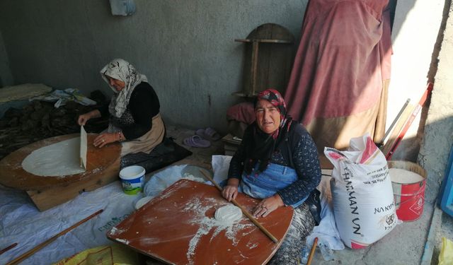Ebiç’te Kadınlar İmece Usulü Yufka Yapıyor