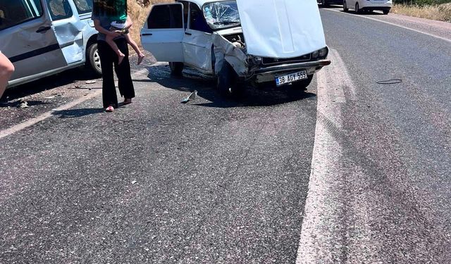 Yahyalı’da Hafif Ticari Araç ile Otomobil Çarpıştı: 3 Yaralı