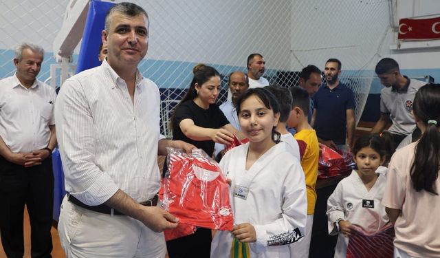 Yahyalı Gençler ERVA Spor Kulübü’ne Forma ve Malzeme Desteği