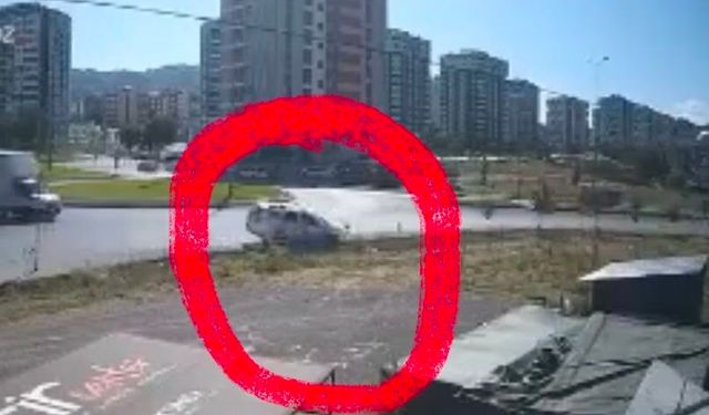 Otomobil Kaldırımdaki Yayaya Çarptı!
