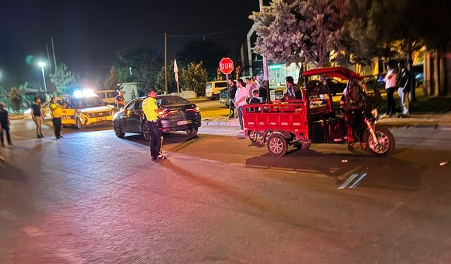 Otomobil ile 3 Tekerlekli Motosiklet Çarpıştı: 1 Yaralı