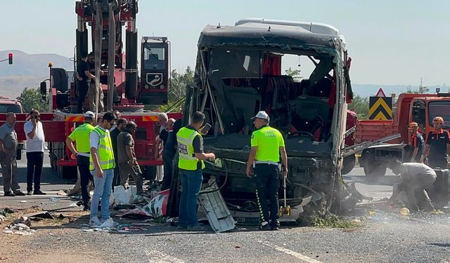 Kayseri’de Yolcu Otobüsü Devrildi: 1 Ölü, 23 Yaralı