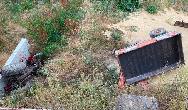 Arpa Yüklü Traktör Köprüden Düştü: 1 Yaralı